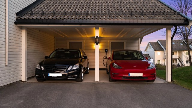 Det medfølger parkering carport med gode parkeringsmuligheter og mulighet for el-bil lader.