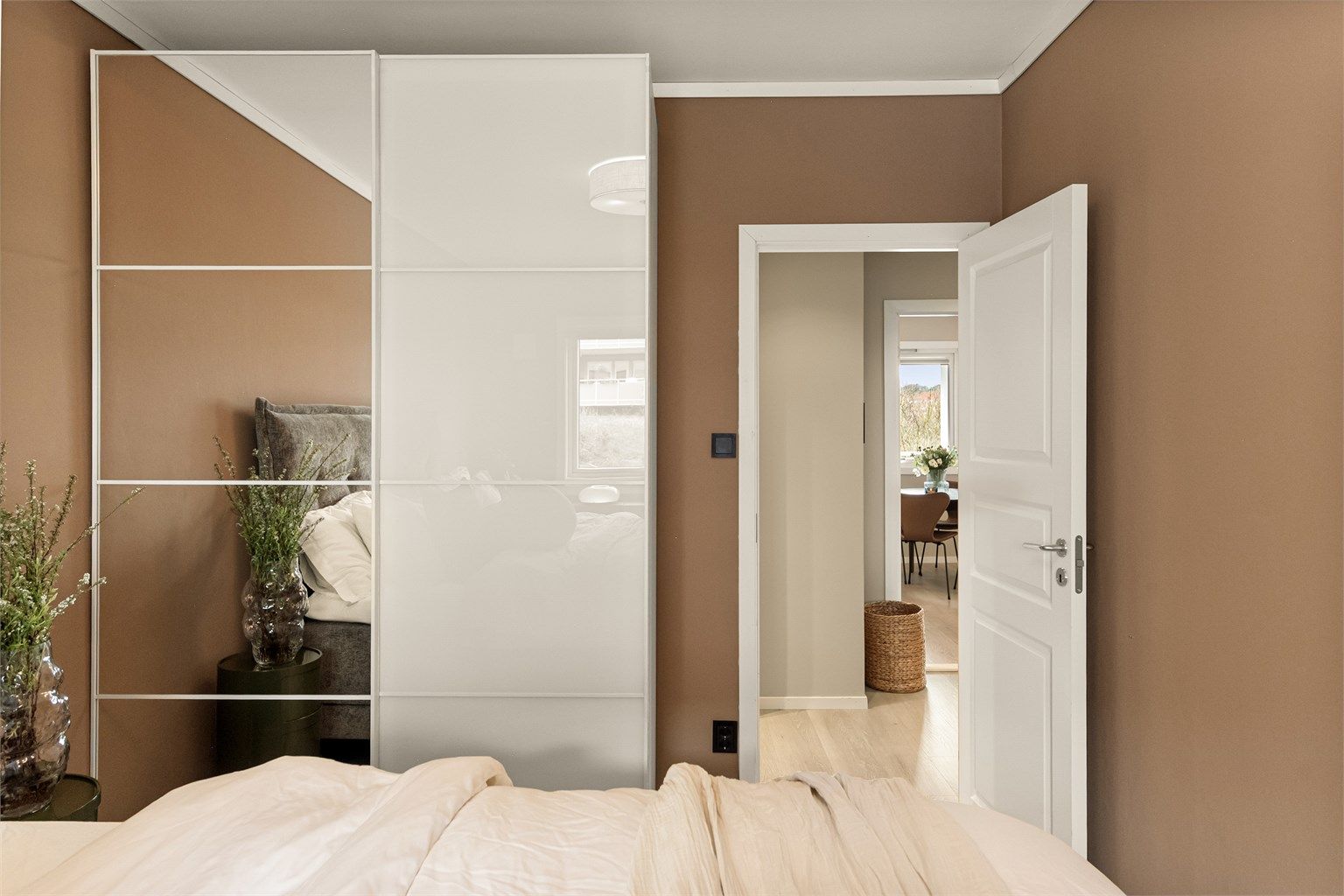 - Innredet med stort garderobeskap -