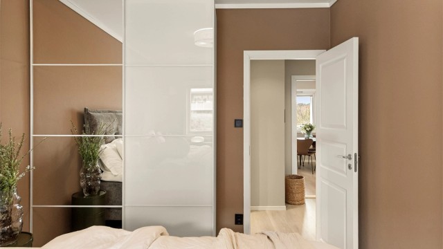 - Innredet med stort garderobeskap -