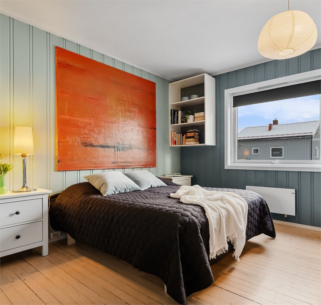 Leiligheten har tre soverom. Hovedsoverommet har god plass til dobbeltseng.