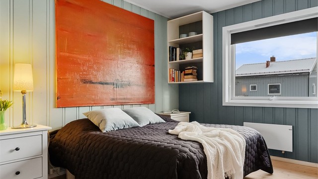 Leiligheten har tre soverom. Hovedsoverommet har god plass til dobbeltseng.