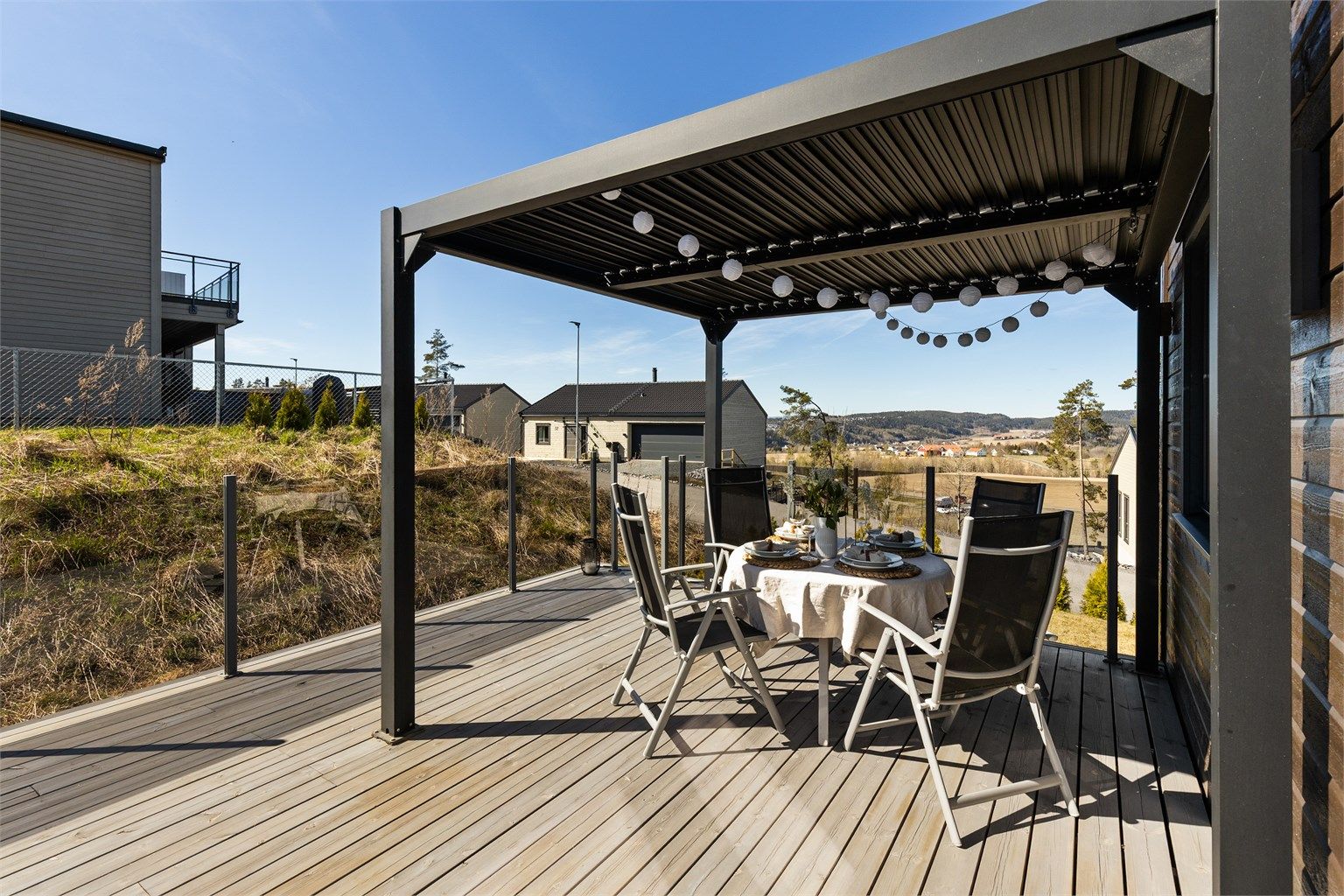 En perfekt plass for måltider utendørs, med god plass til både familie og gjester.
