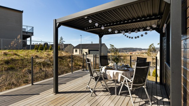 En perfekt plass for måltider utendørs, med god plass til både familie og gjester.