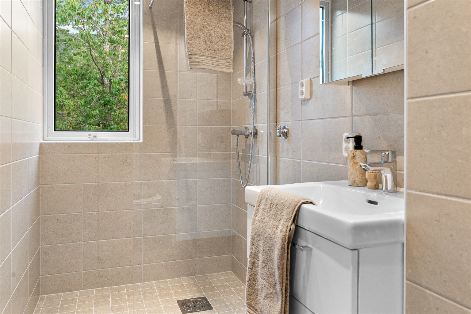 - Leiligheten har flere gode kvaliteter, som nytt bad fra 2024 -