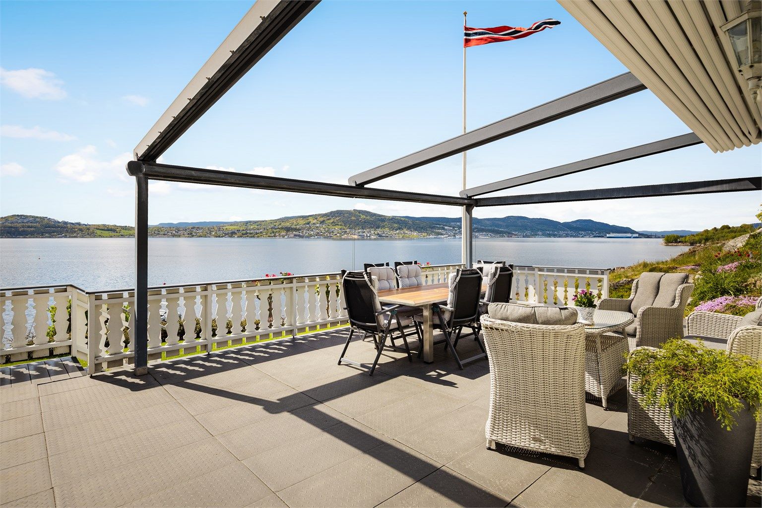 Romslig terrasse på 50 kvm inntil garasjen.