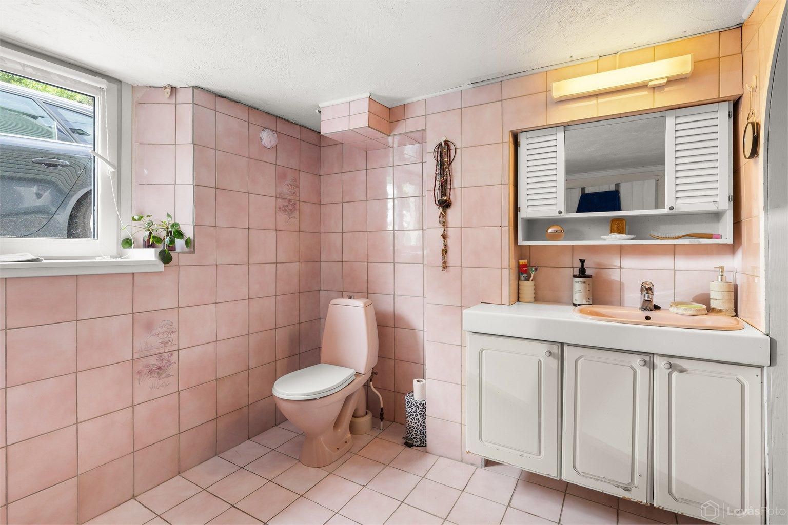 Badet i kjelleren har flislagt gulv med gulvvarme, dusjnisje og gulvstående toalett.