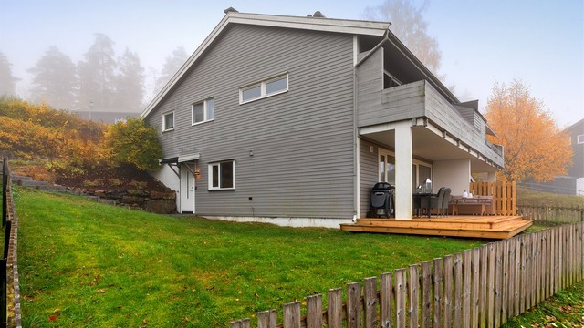 Hyggelig fellesområde for sameiet ved siden av leiligheten.