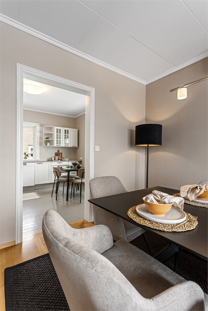 Adkomst til kjøkkenet fra spisestuen