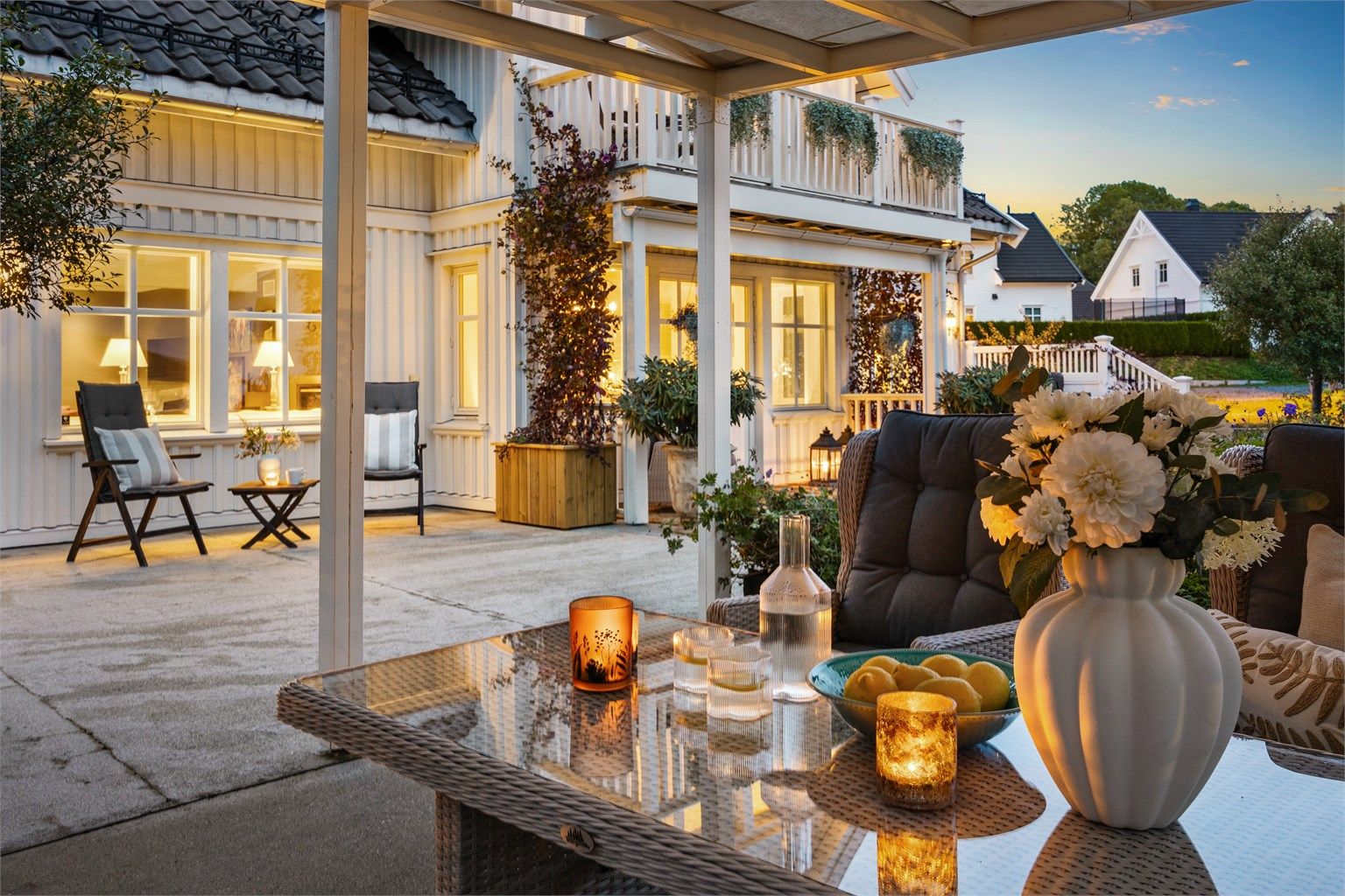 Uteområdet er pent belyst og innbyr til bruk også på kveldstid.