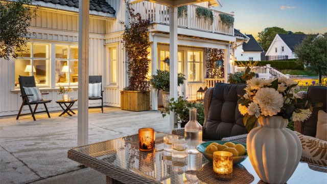 Uteområdet er pent belyst og innbyr til bruk også på kveldstid.