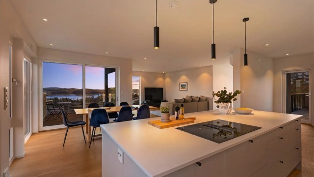 Krogsveen v/Azra Hadzic har gleden av å presentere Trollbærveien 42 - en påkostet og innholdsrik enebolig fra 2024 med flott sjøutsikt og to hybler.