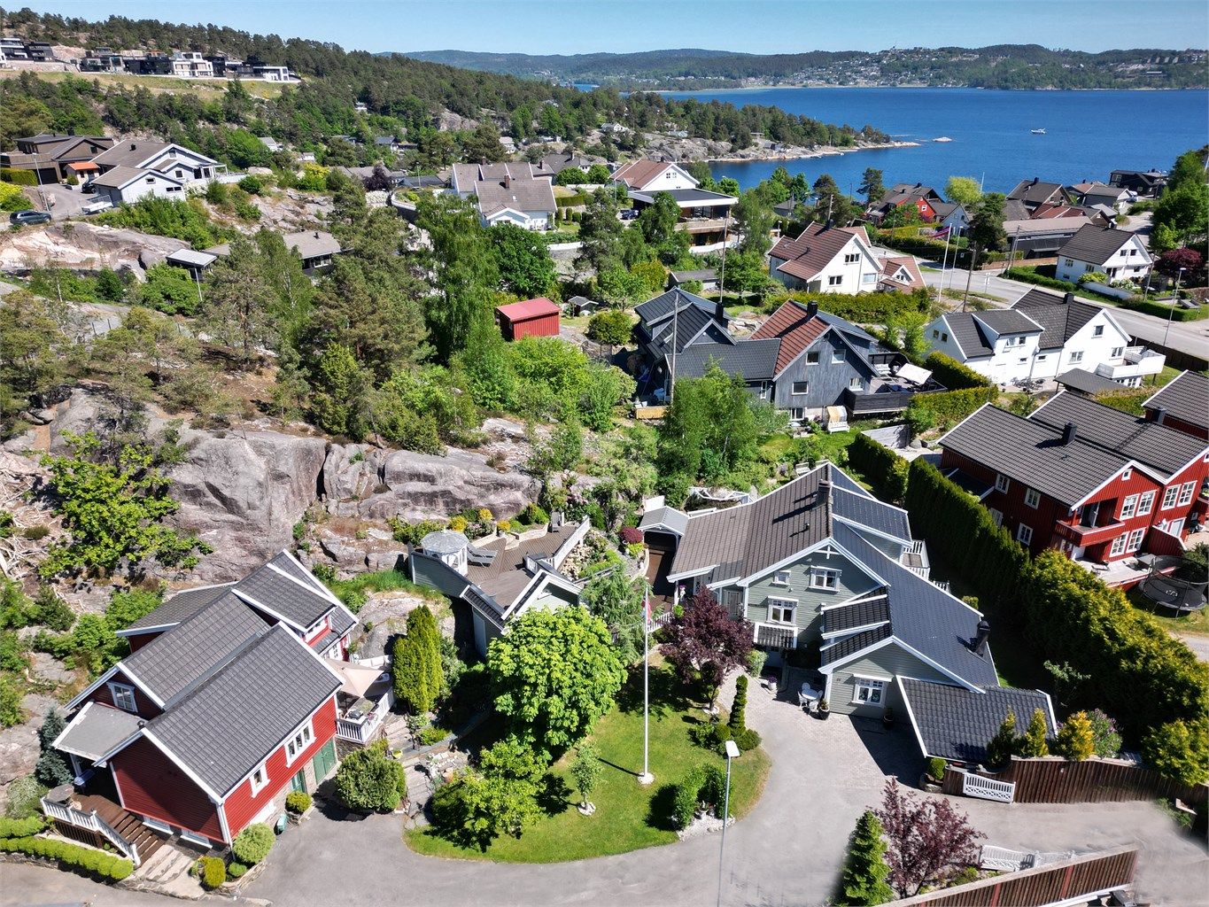 Velkommen til denne innholdsrike og særegne eiendommen på Ålefjærveien 41. Sentral og sjønær beliggenhet på endetomt i blindvei 