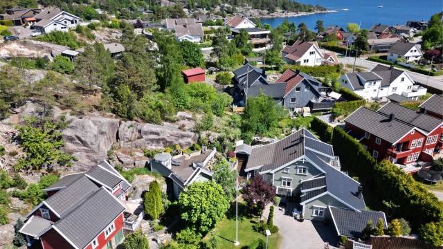 Velkommen til denne innholdsrike og særegne eiendommen på Ålefjærveien 41. Sentral og sjønær beliggenhet på endetomt i blindvei