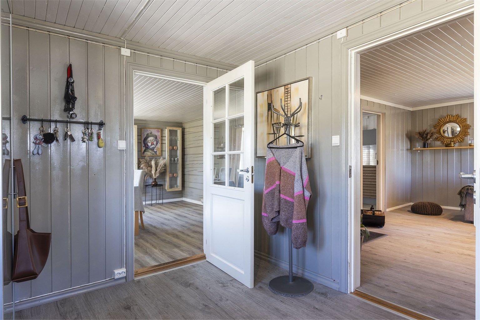 Velkommen inn til hovedboligen. Trivelig og romslig entré med god plass til oppheng av yttertøy og sko.