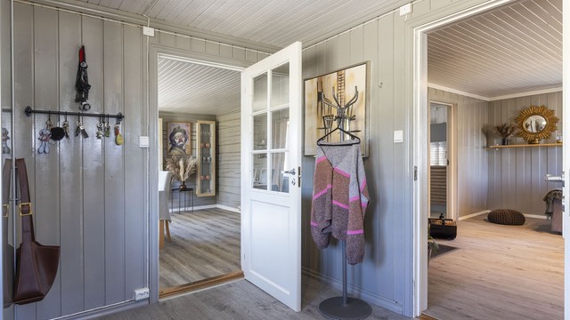 Velkommen inn til hovedboligen. Trivelig og romslig entré med god plass til oppheng av yttertøy og sko.