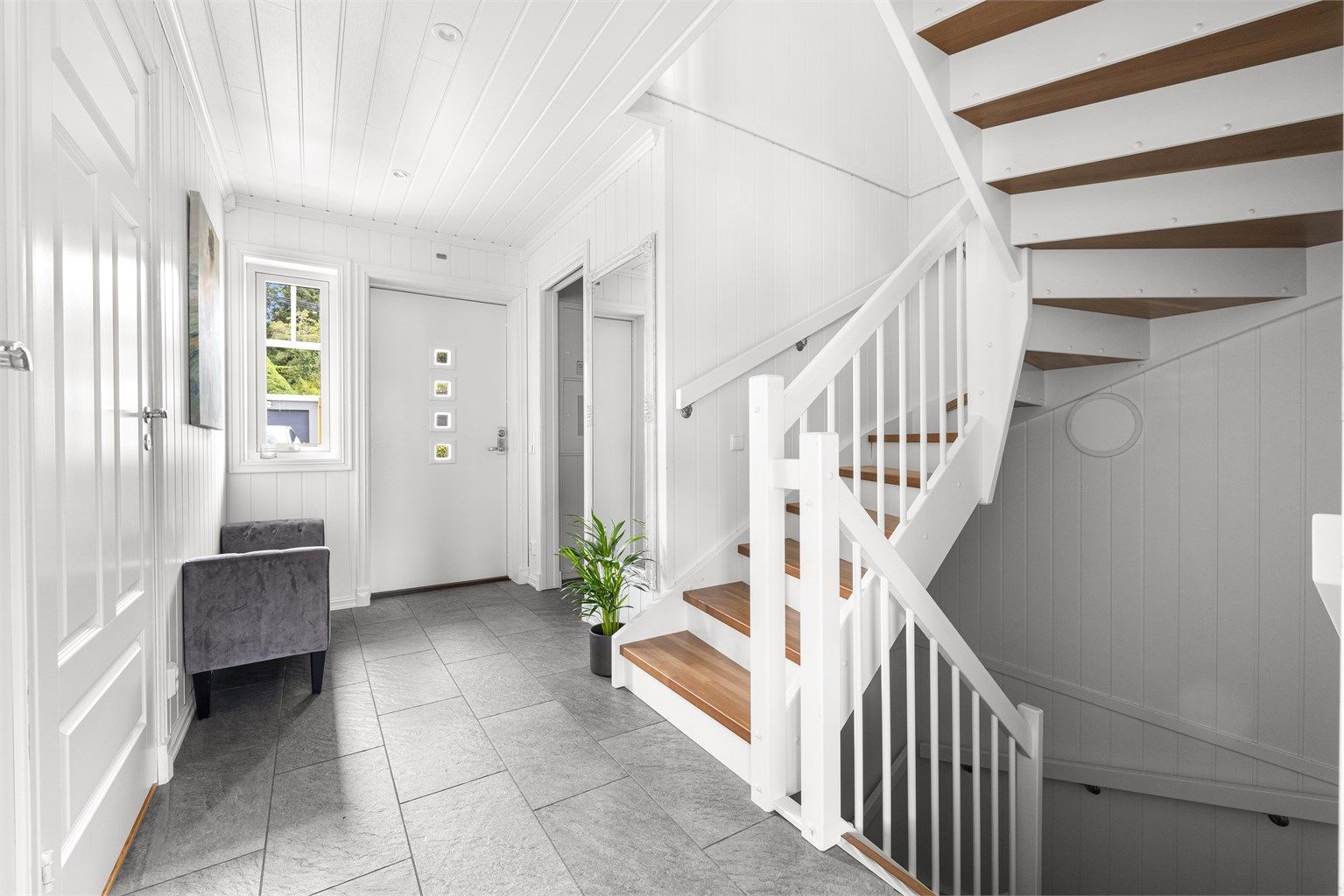 Stort og innbydende entrè. God plass til oppheng av klær og sko i garderobe. Varme i gulv