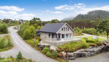 Velkommen til Randøy og Gudlåsvegen 21 - En flott hytte i naturskjønne omgivelser ved Sandangervågen!