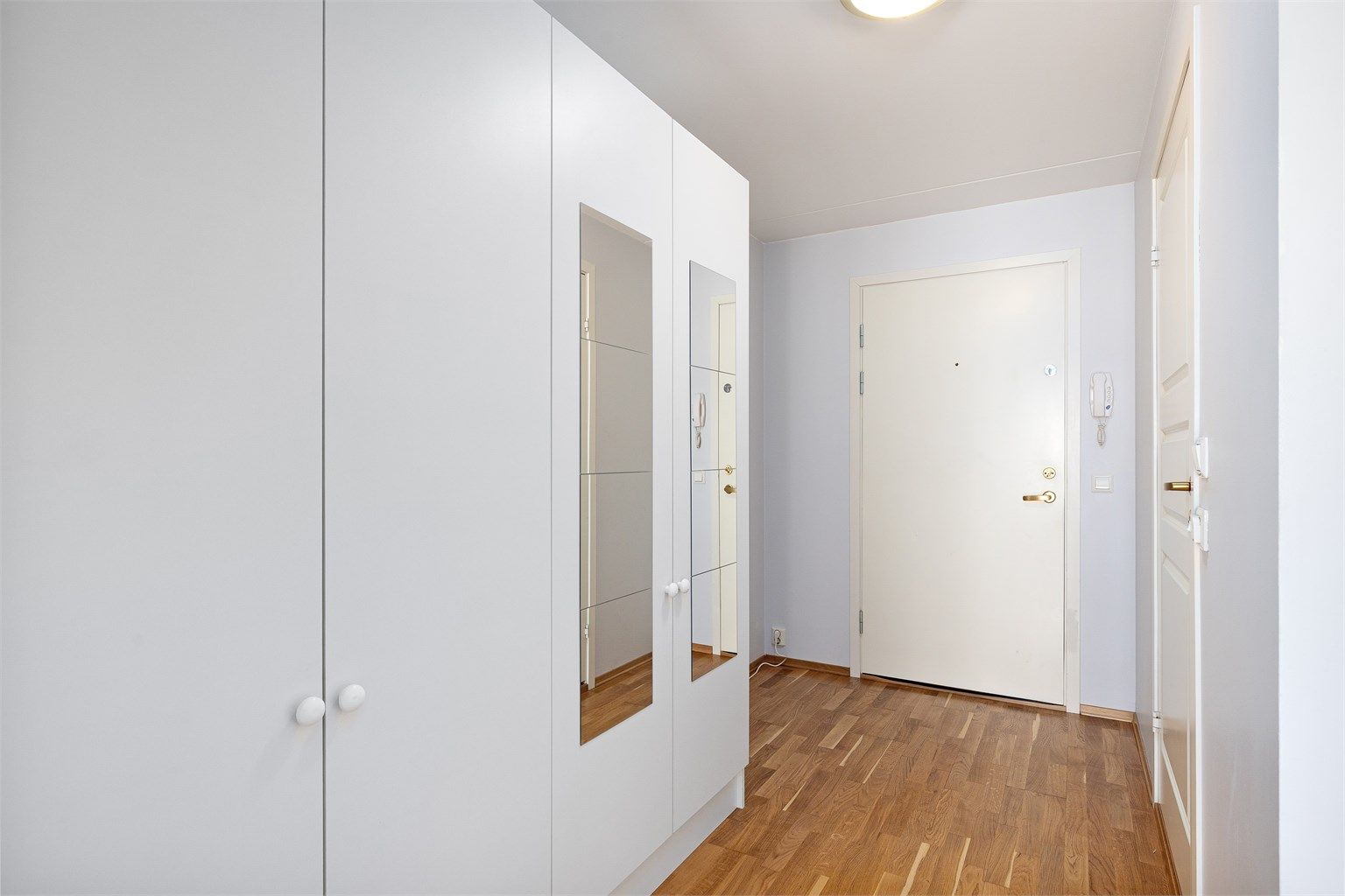 Romslig entré med et praktisk garderobeskap for oppbevaring av yttertøy.