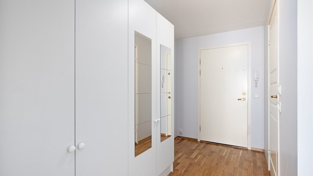 Romslig entré med et praktisk garderobeskap for oppbevaring av yttertøy.