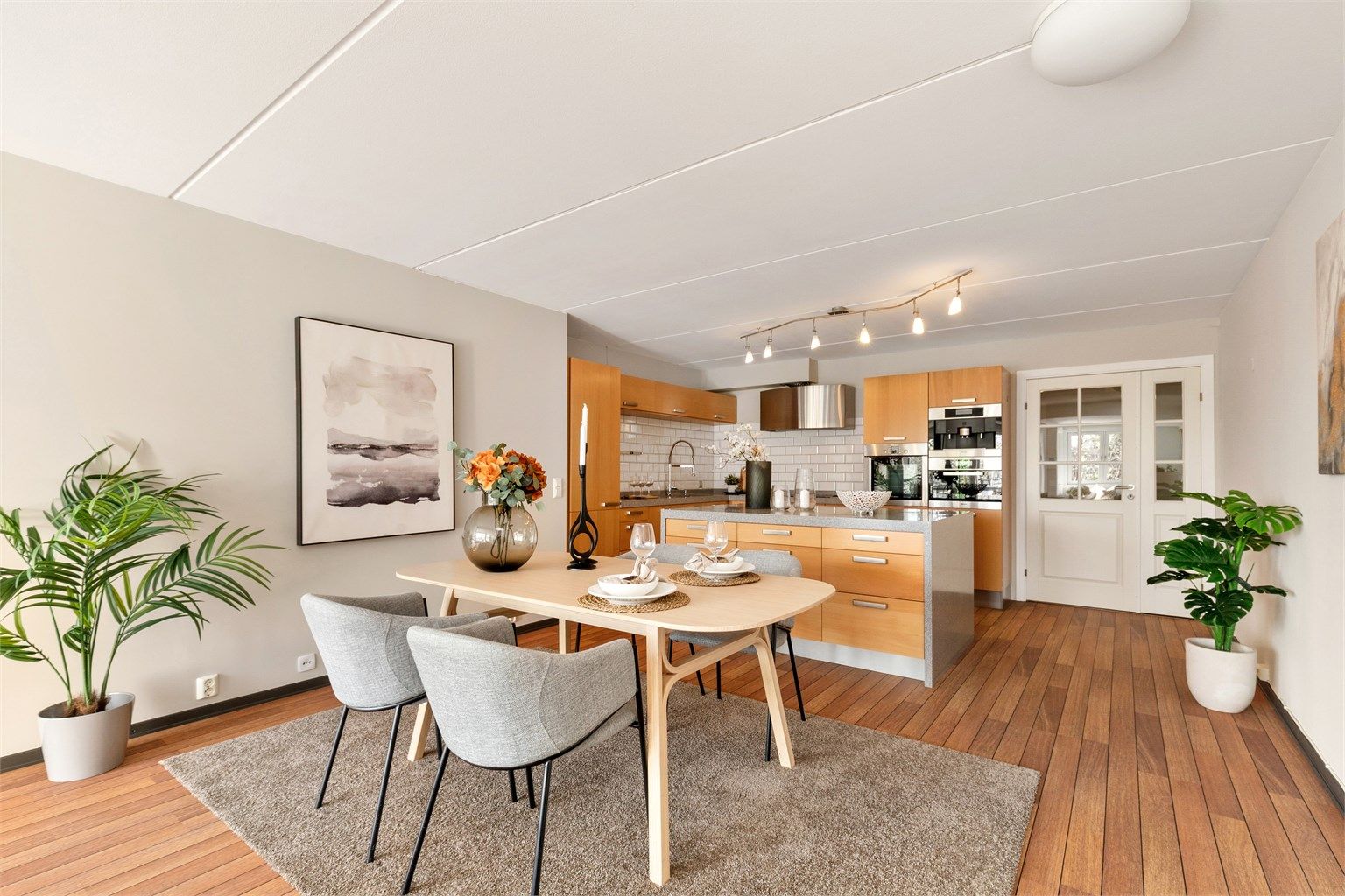 I tilknytning til kjøkkenet er det plass til et stort spisebord og mange gjester.