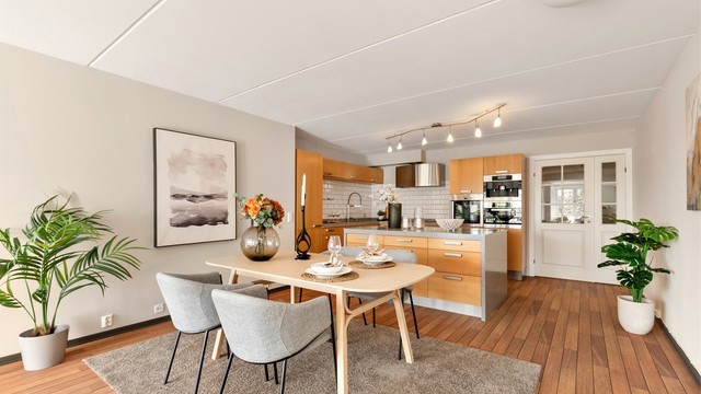 I tilknytning til kjøkkenet er det plass til et stort spisebord og mange gjester.