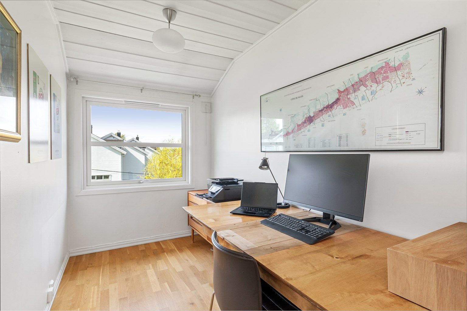 Det tredje soverommet er i dag innredet som et kontor, men kan også fint benyttes som et ekstra barnerom