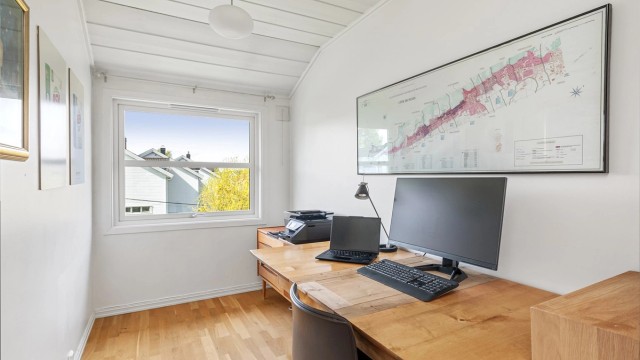 Det tredje soverommet er i dag innredet som et kontor, men kan også fint benyttes som et ekstra barnerom
