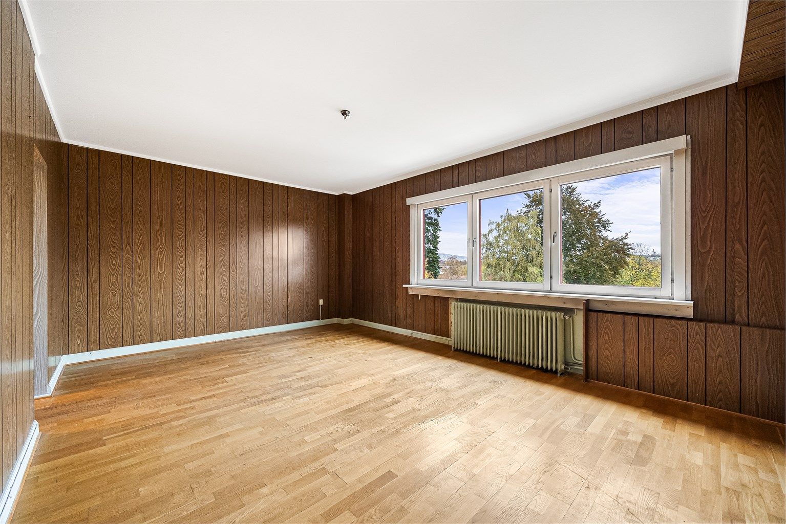 Dette er en lys og arealeffektiv aksjeleilighet med attraktiv beliggenhet på Adamstuen/St. Hanshaugen.