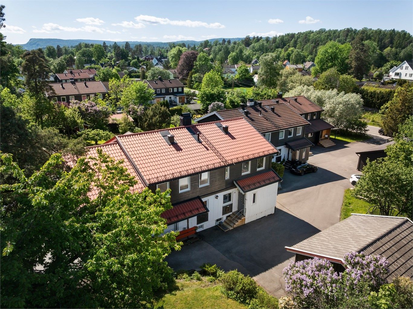 Boligen ligger innerst i en stikkvei uten gjennomgangstrafikk.