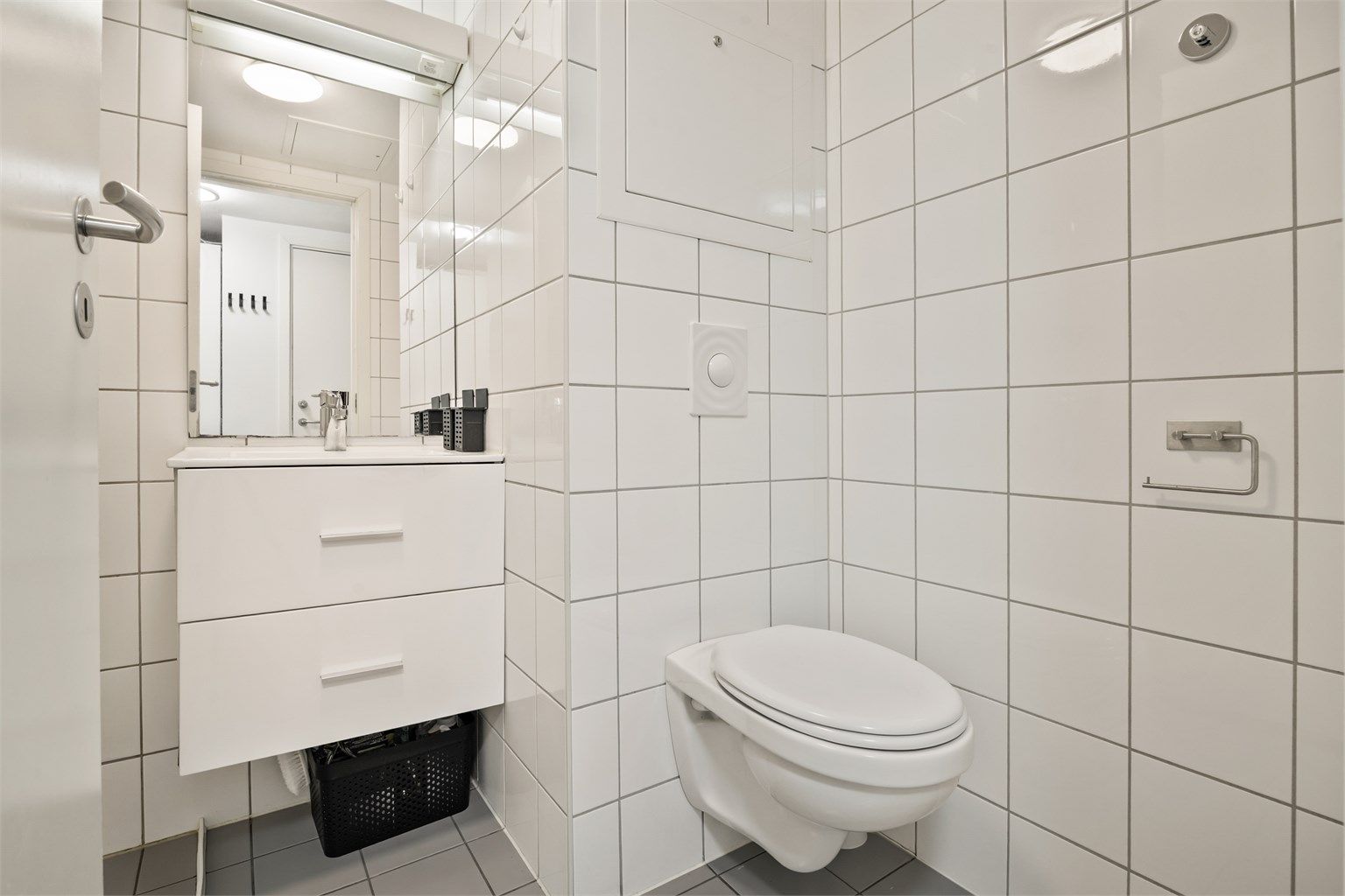 Dusjhjørne med forheng og vegghengt toalett