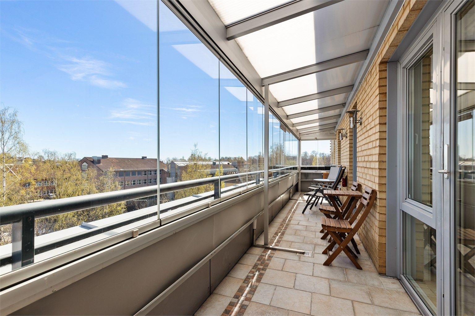 Den innglassede balkongen med tilgang fra to av soverommene.