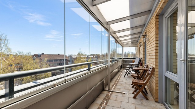 Den innglassede balkongen med tilgang fra to av soverommene.