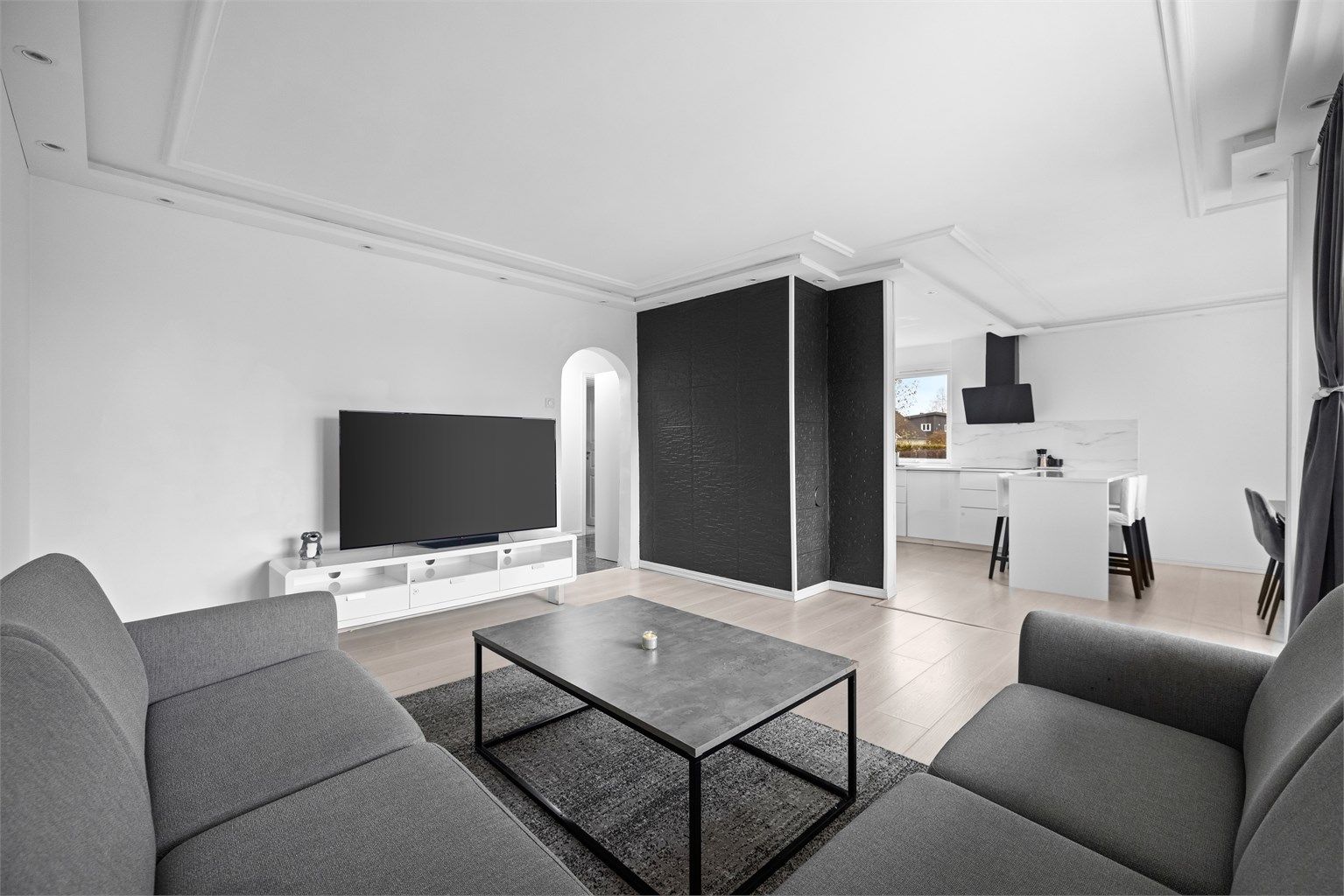 Stuen har god plass til en større sofagruppe og tilhørende møblement.