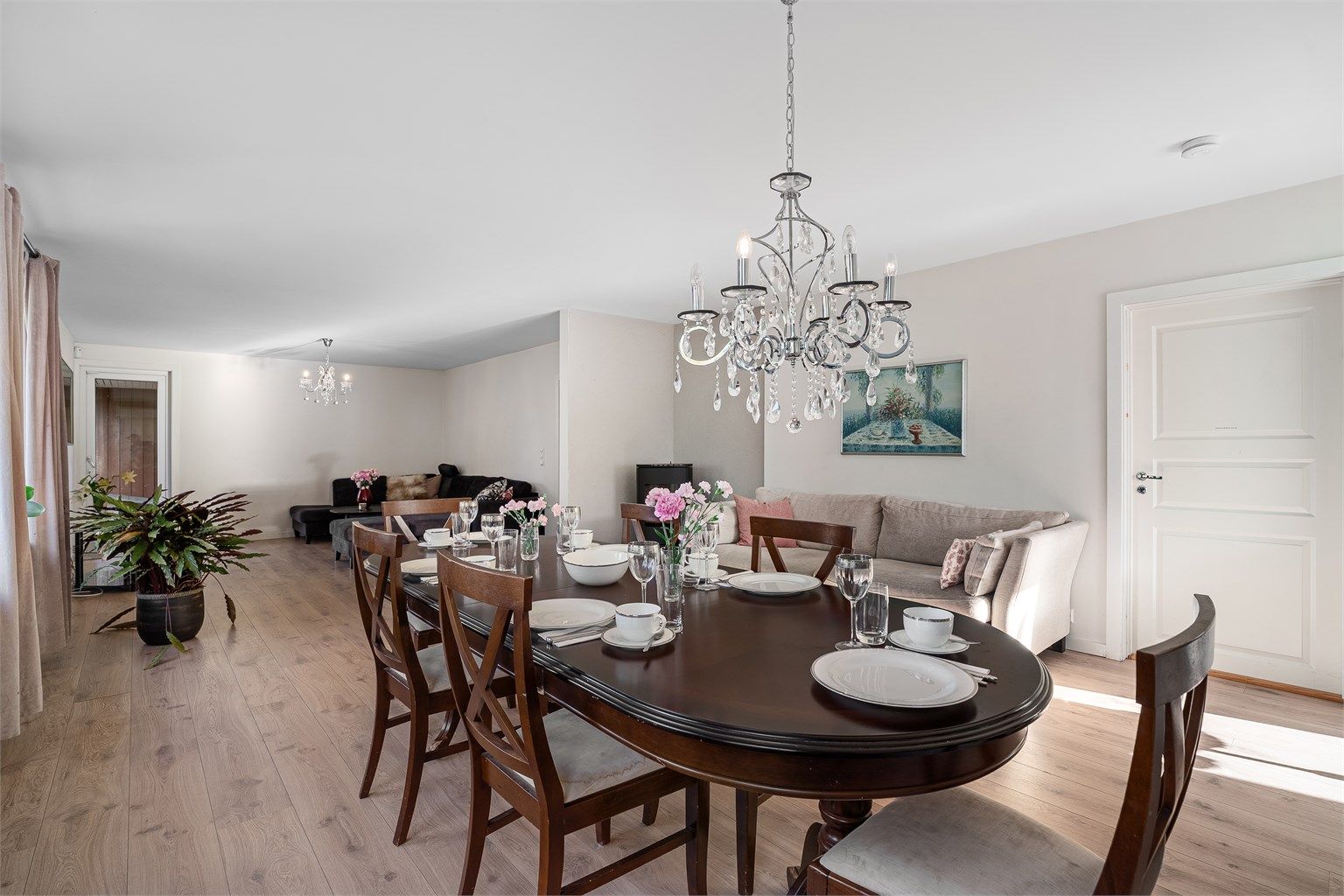 Her er det god plass til å invitere både familie og venner til hyggelige middager og/eller selskap. 