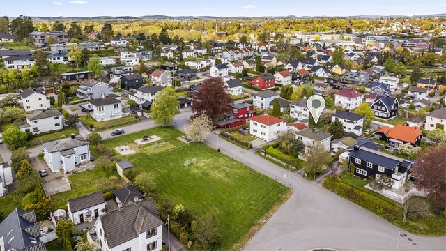 Beliggenheten er barnevennlig med umiddelbar nærhet til lekeplass og grøntområder.