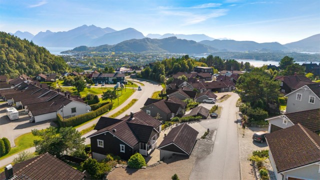 Boligen ligger på Skåthaugen, med kort vei til flotte turområder på Emblemsfjellet.