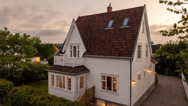 Kruses gate 9 presenteres av Raymond Bøhn i Krogsveen. Boligen er omhyggelig restaurert i senere år og har med en sjeldent høy grad av detaljrikdom. Fotograf; Kristoffer Kristiansen.