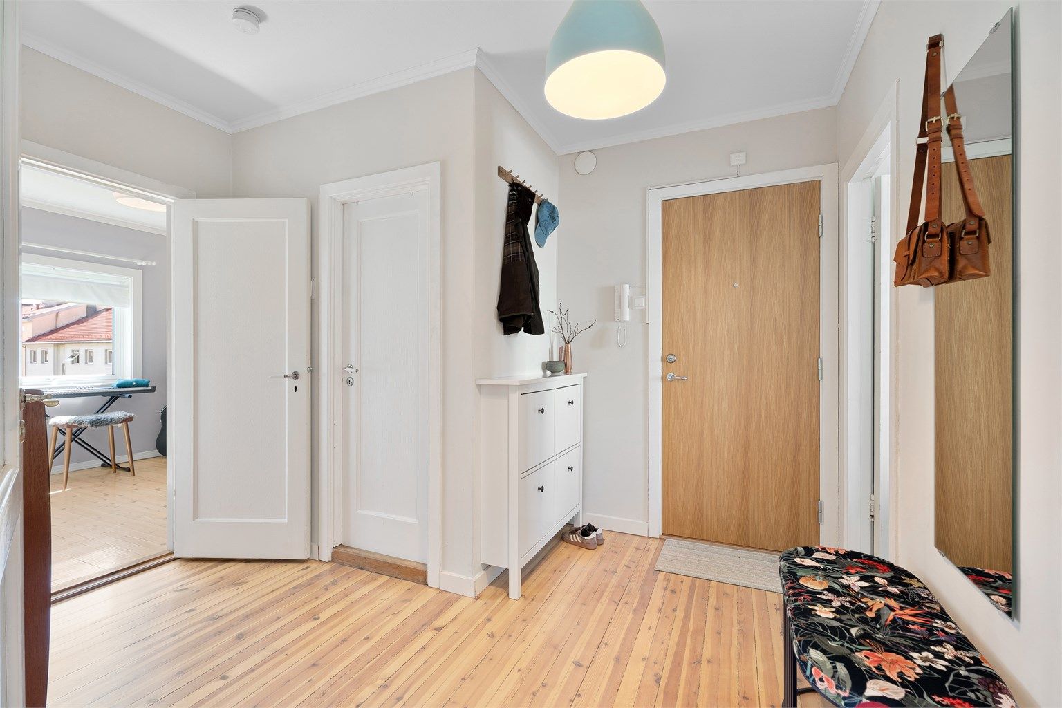 Romslig gang med plass til ytterklær. Leiligheten har også god lagringsplass fordelt på tre boder på totalt 17 kvm.