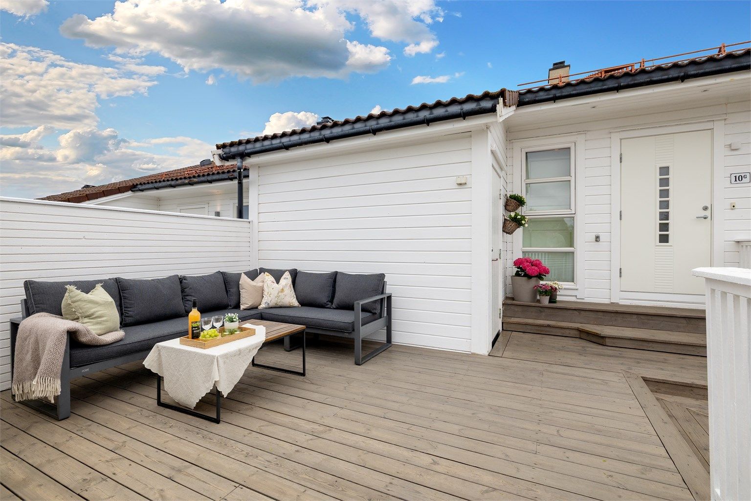 Terrasse ved inngangsparti på 18 kvm.