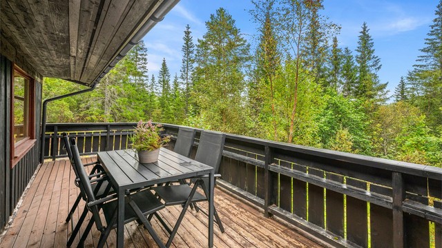Terrassen byr på god plass til både spisegruppe og utemøbler. Selger opplyser om sol på uteplassen gjennom hele dagen.