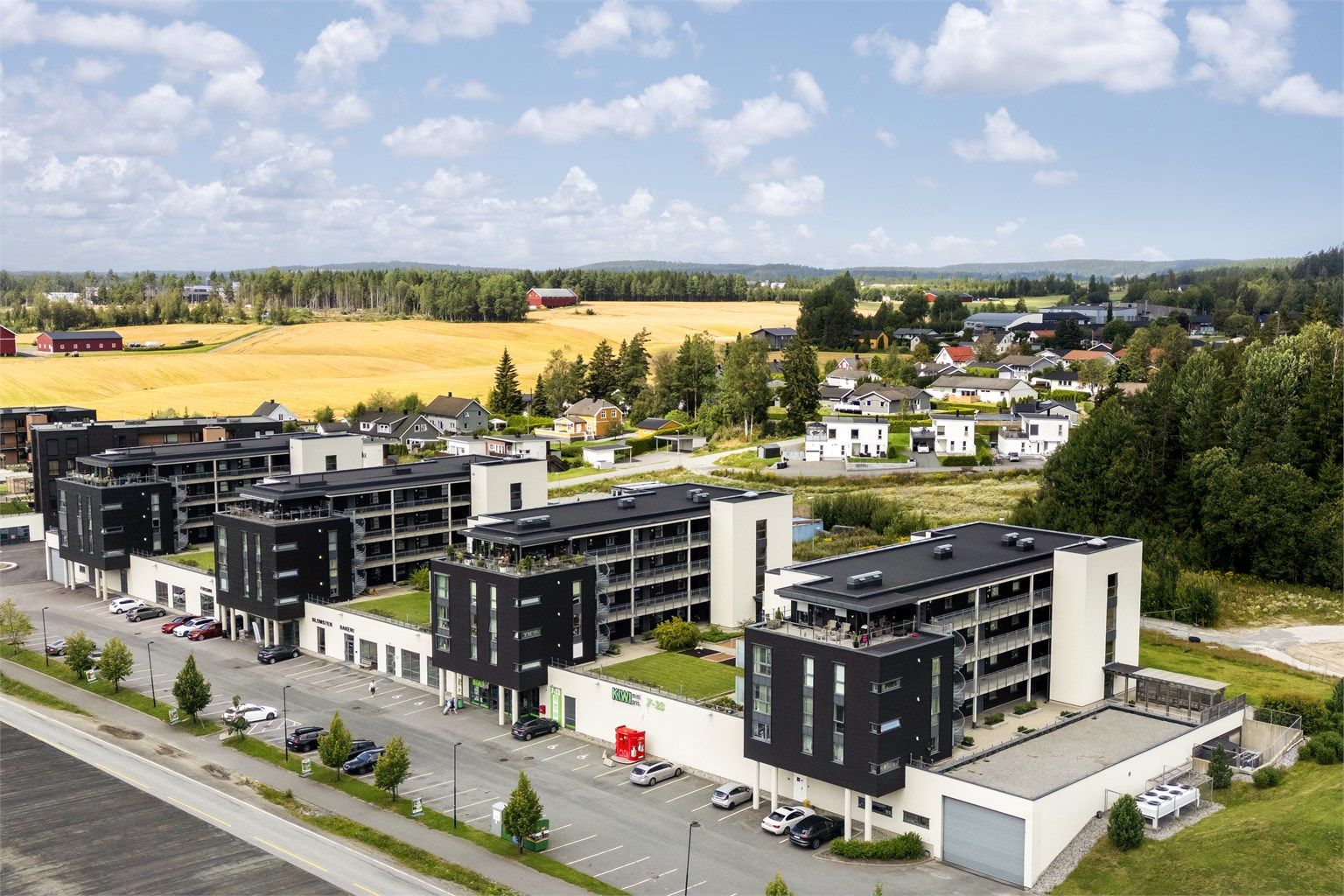 Beliggenhet i et rolig og etablert nabolag på Knapstad, med nærhet til butikk, apotek m.m.