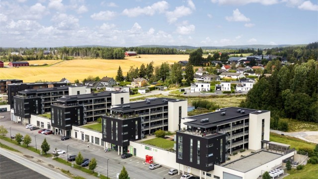 Beliggenhet i et rolig og etablert nabolag på Knapstad, med nærhet til butikk, apotek m.m.