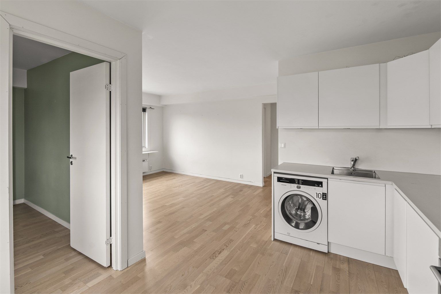 Kjøkkenet ligger i delvis åpen løsning til stuen