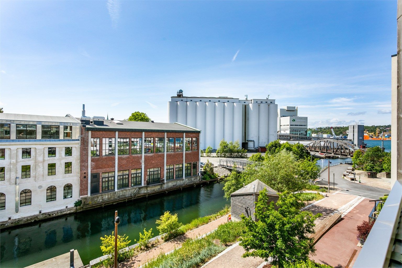 Høyden av tredje etasje sikrer vid utsikt fra balkongen, blant annet til Mossesundet og Jeløy.