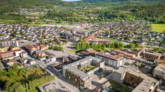 Gangavstand til Mjøndalshallen som brukes til så mangt, her finnes blant annet treningssenter, muskel- og leddklinikk, en fotballhall med kunstgress og tre løpebaner