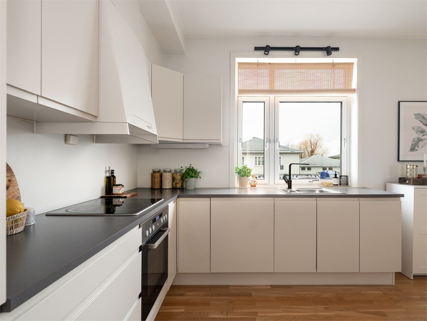 Romslig innredning med god benkeplass og utsikt.