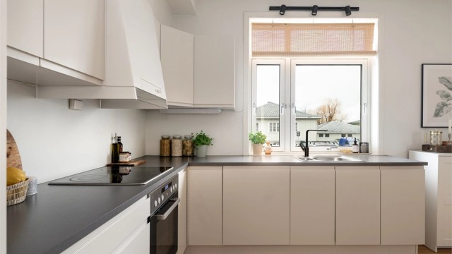 Romslig innredning med god benkeplass og utsikt.