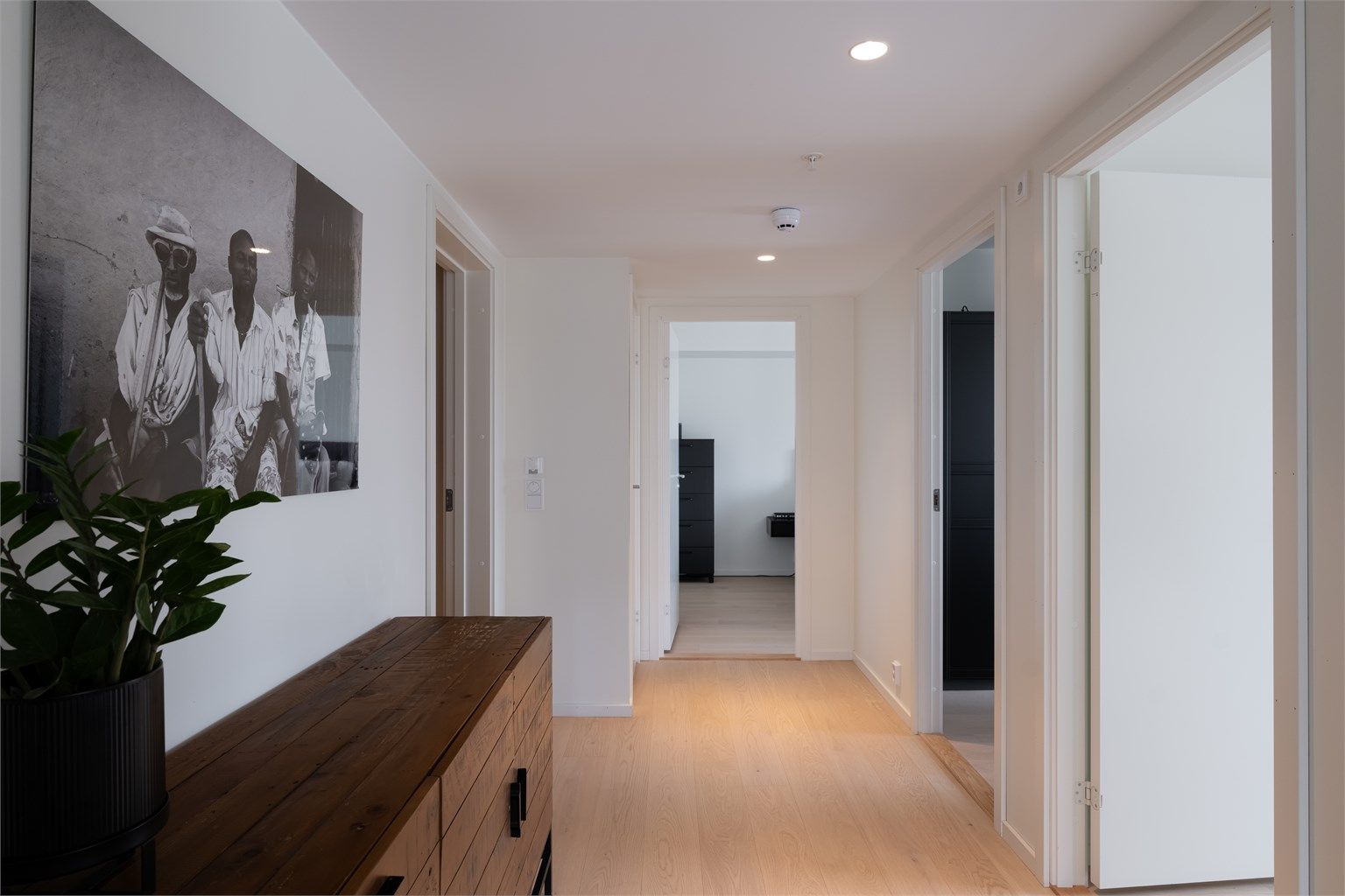 Lys og innbydende entré som skaper et godt førsteinntrykk av boligen.