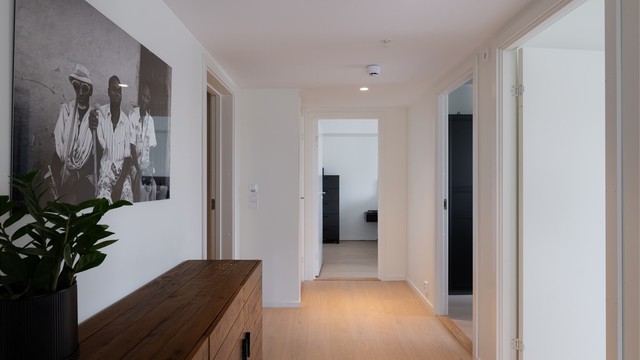 Lys og innbydende entré som skaper et godt førsteinntrykk av boligen.