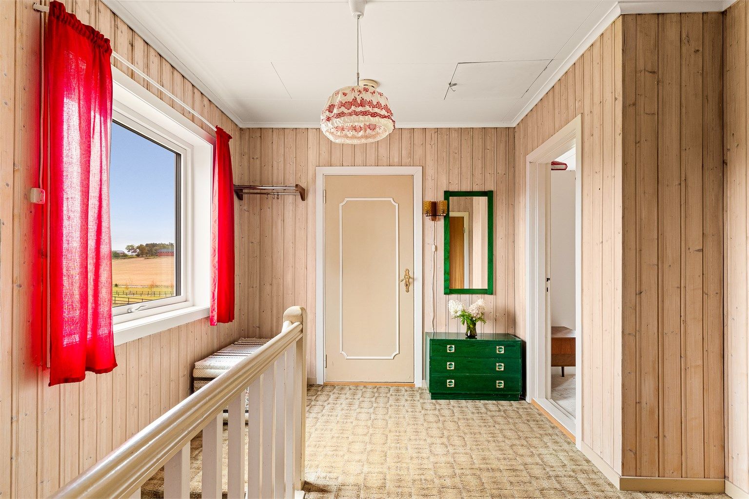 Gang i andre etasje med panelte vegger og tilgang til soverommene.
